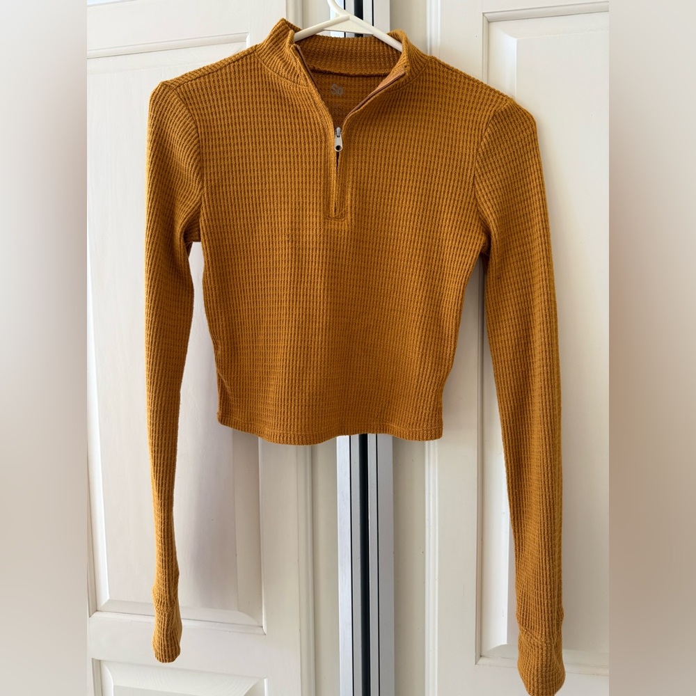 Long sleeve cropped sweater top